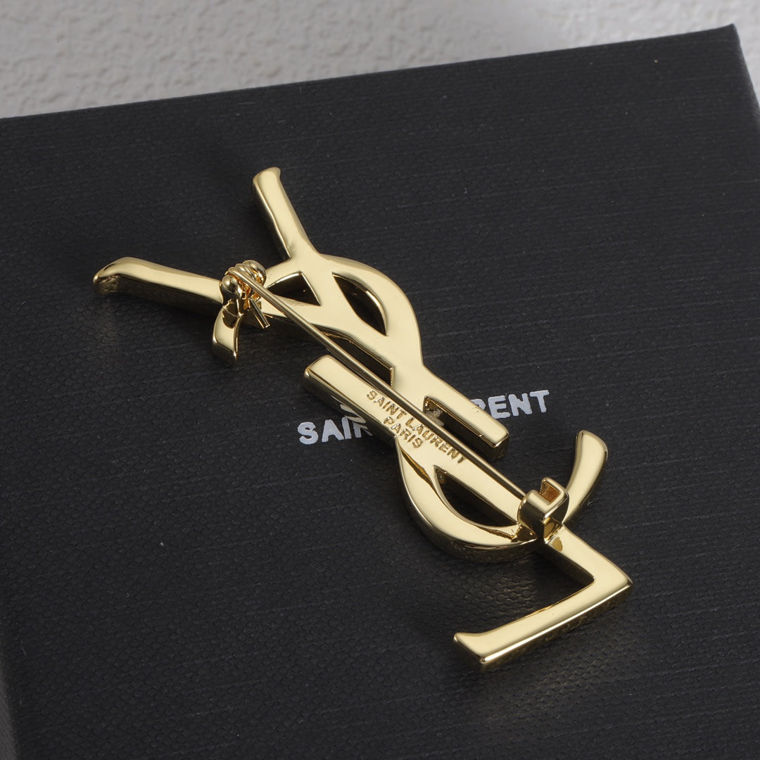 Shiny letter brooch mysite
