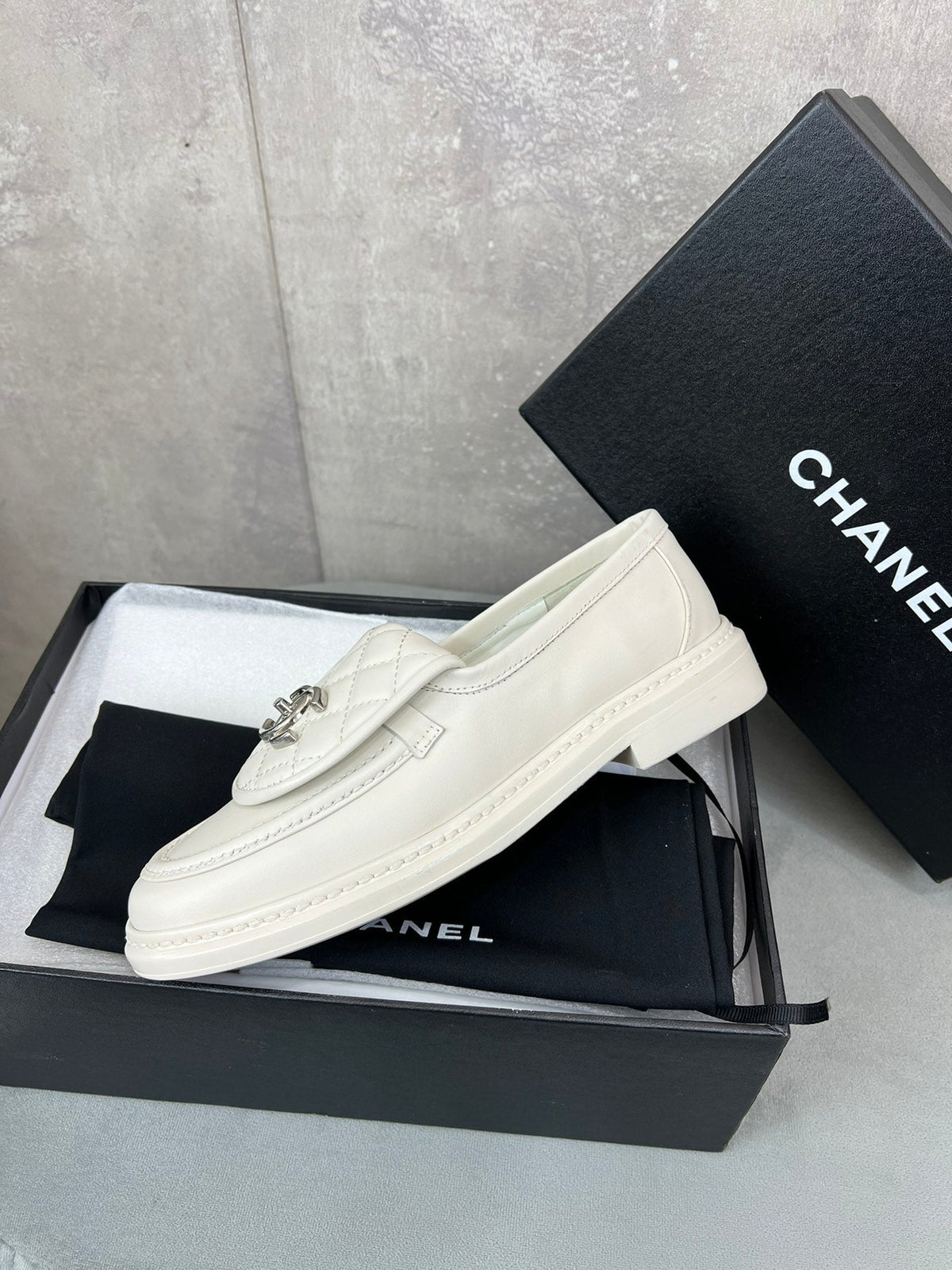 CHANEL 26S LOAFERS IN WHITE QUILTED CALFSKIN WITH CC LOGO mysite