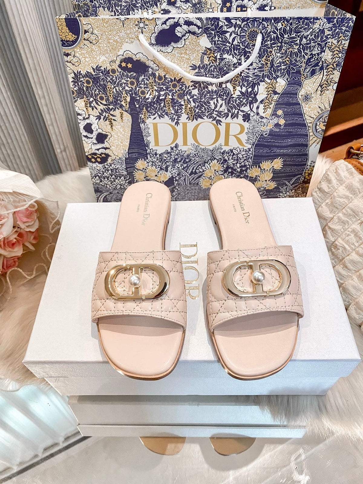 High-end diamond-quilted single-strap flat slides with pearl rings-s2 mysite