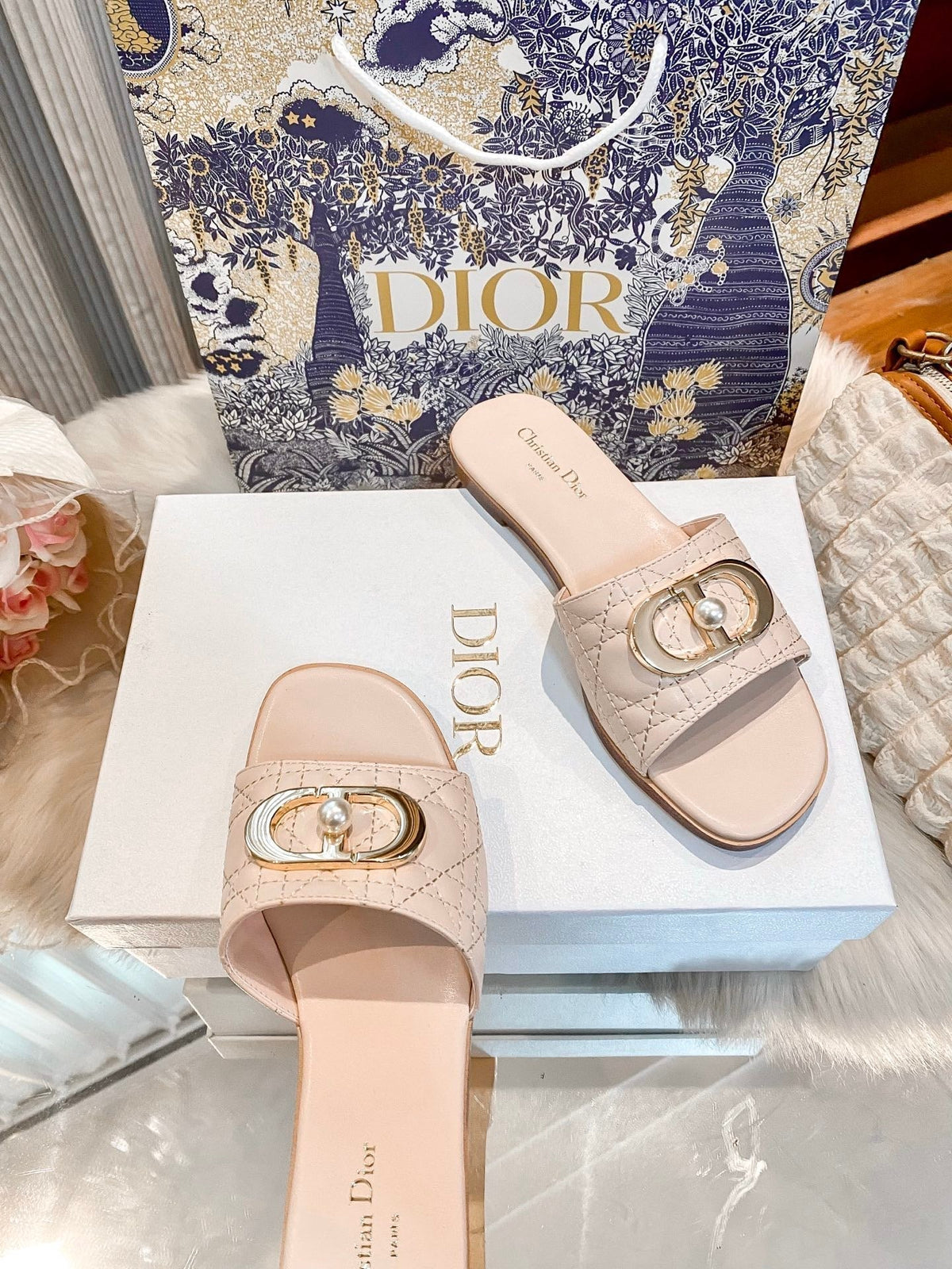 High-end diamond-quilted single-strap flat slides with pearl rings-s2 mysite