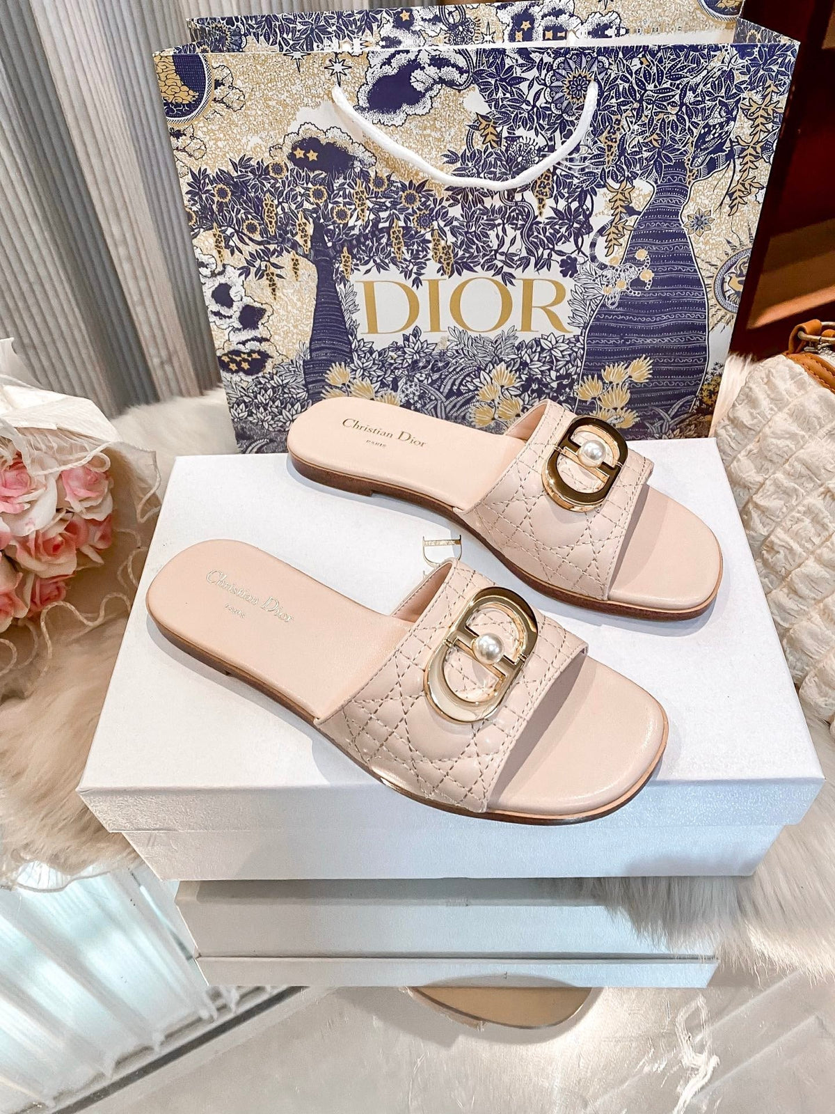 High-end diamond-quilted single-strap flat slides with pearl rings-s2 mysite