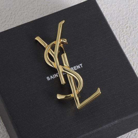 Shiny letter brooch mysite