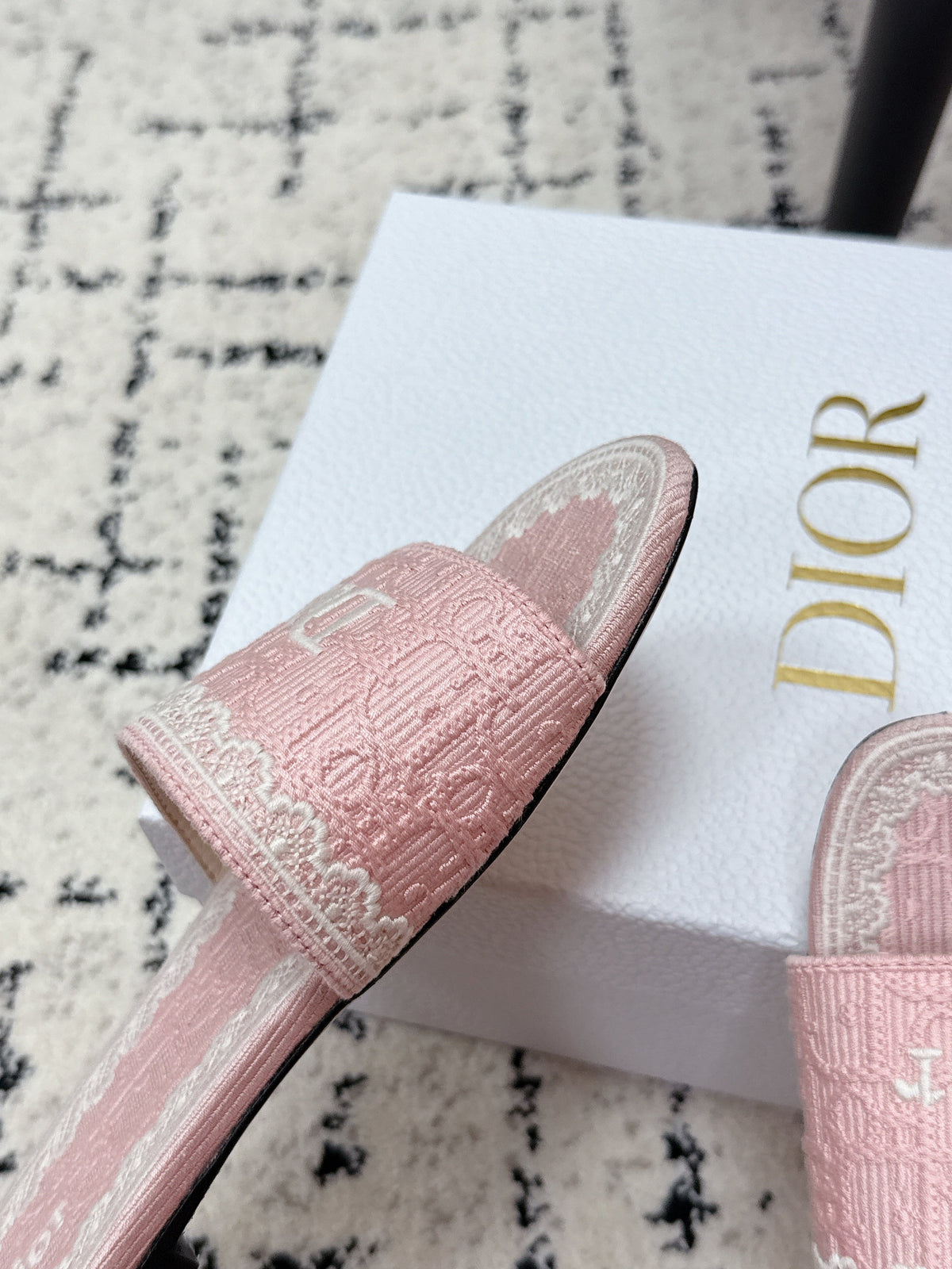 26S SLIDES IN LIGHT PINK EMBOSSED OBLIQUE LACE EMBROIDERY mysite