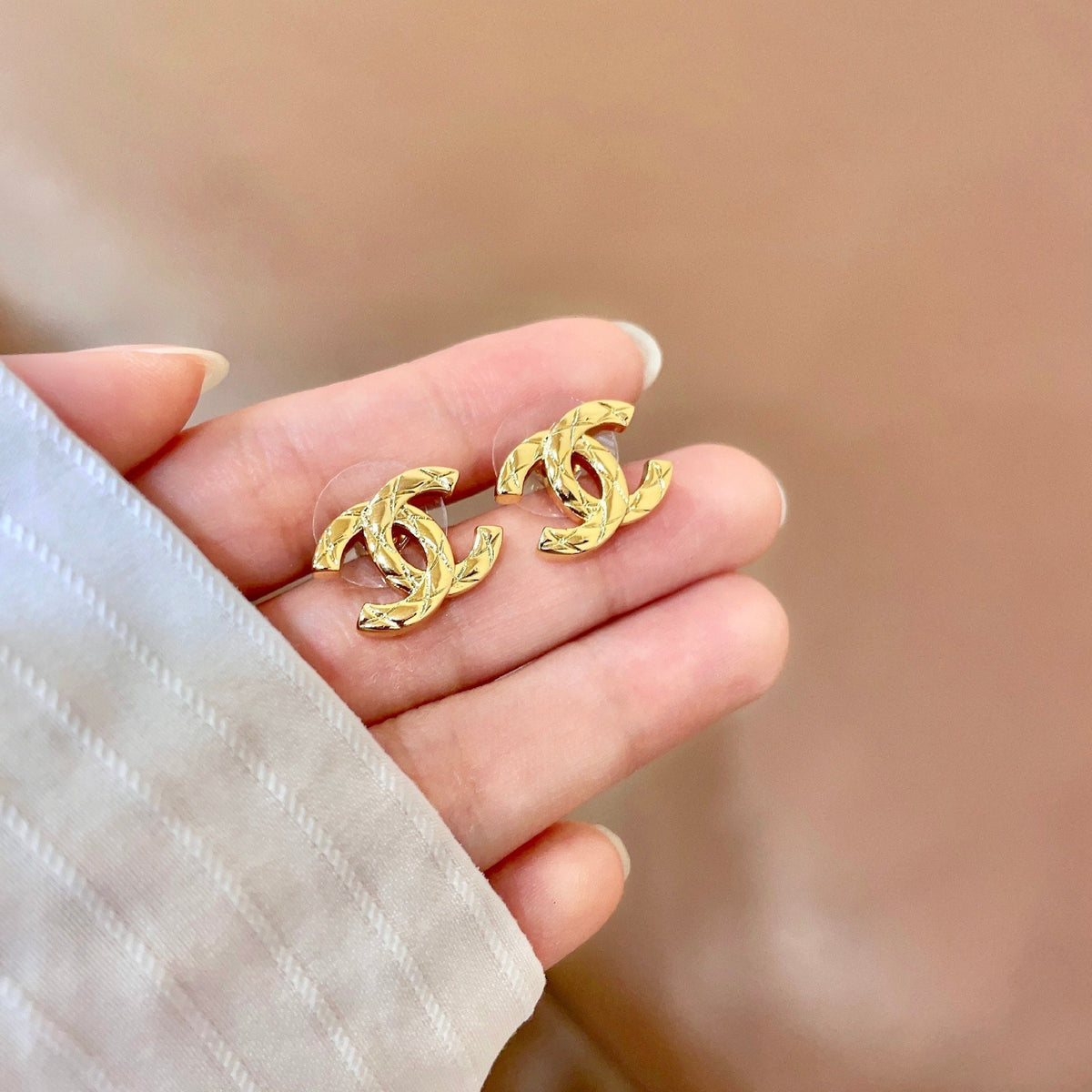 CHANEL 26S CHANEL CC LOGO WOVEN METAL STUD EARRINGS IN GOLD METAL 633305 mysite