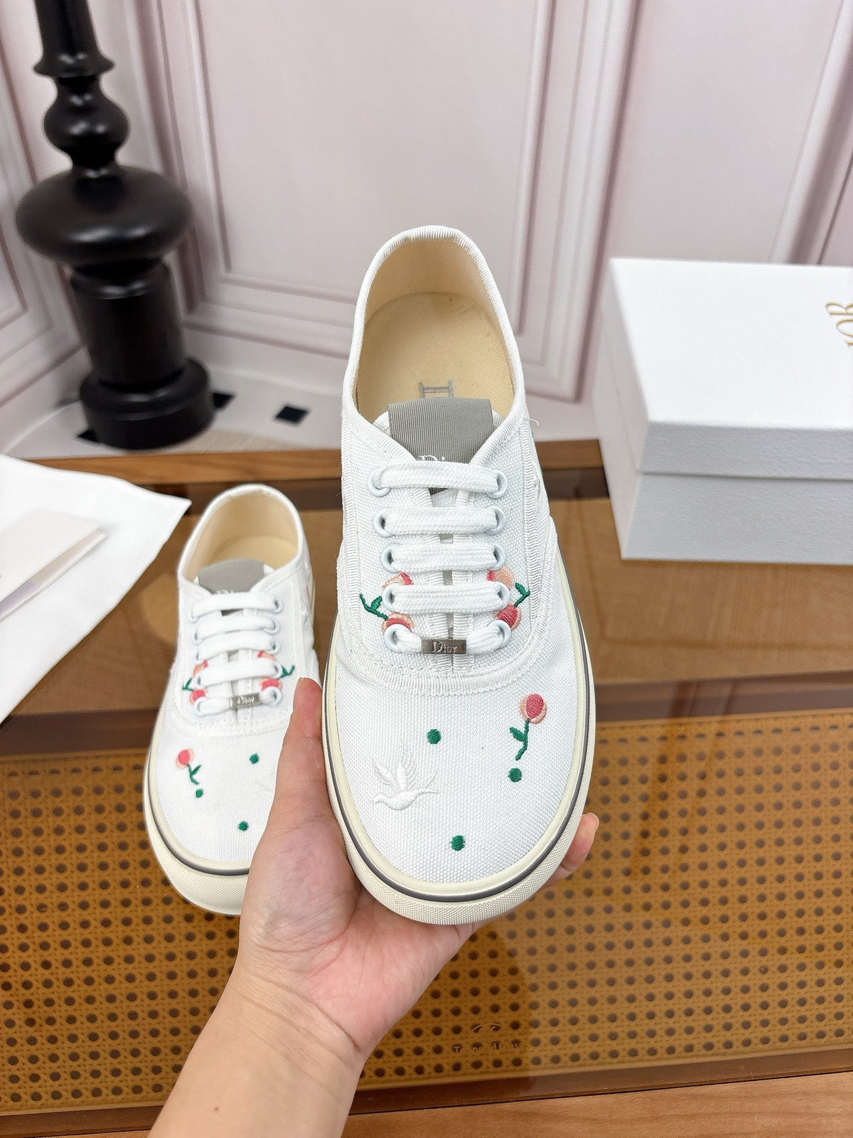 26S LOW TOP SNEAKERS IN WHITE CANVAS WITH FLORAL EMBROIDERY mysite