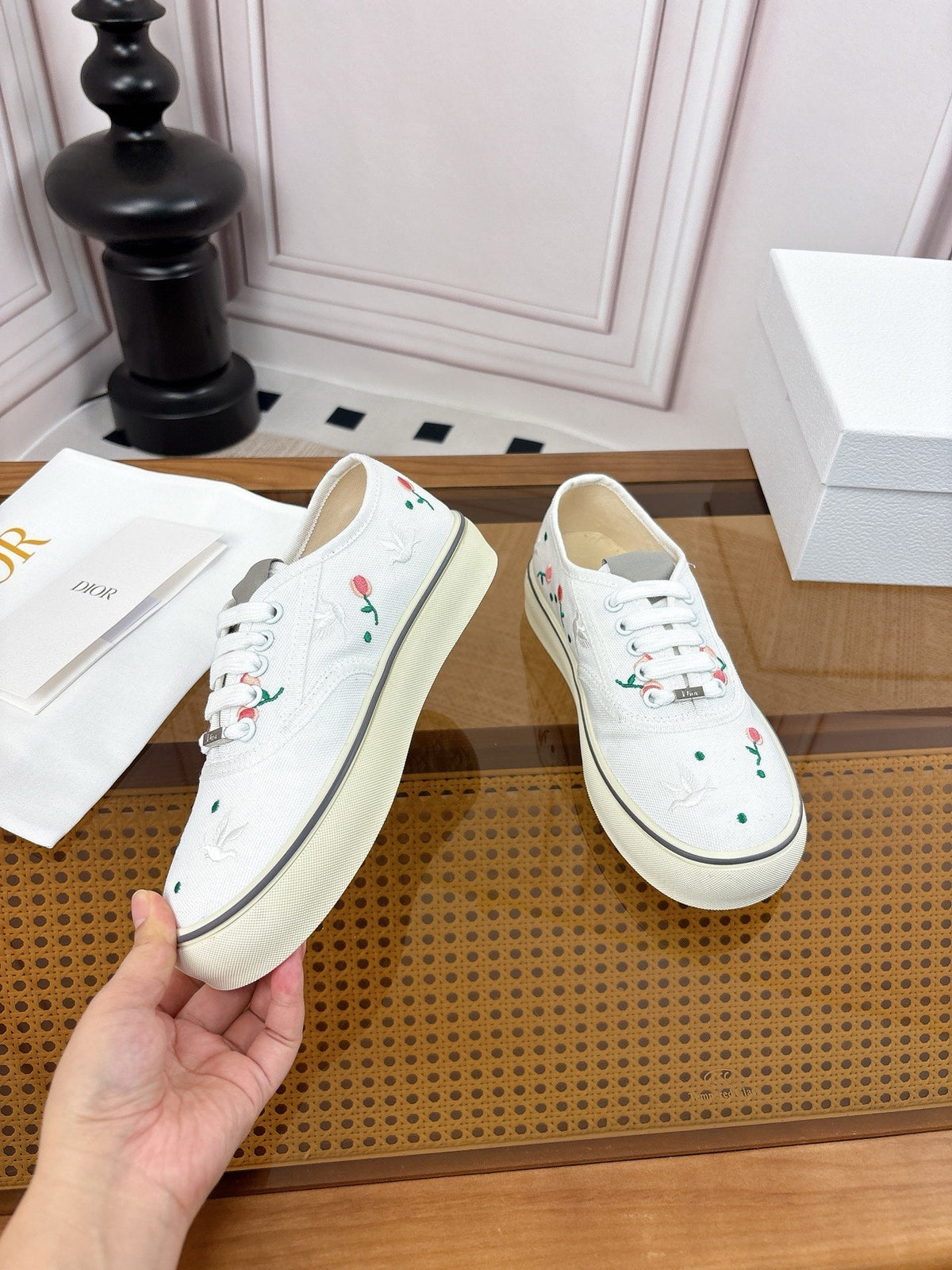 26S LOW TOP SNEAKERS IN WHITE CANVAS WITH FLORAL EMBROIDERY mysite