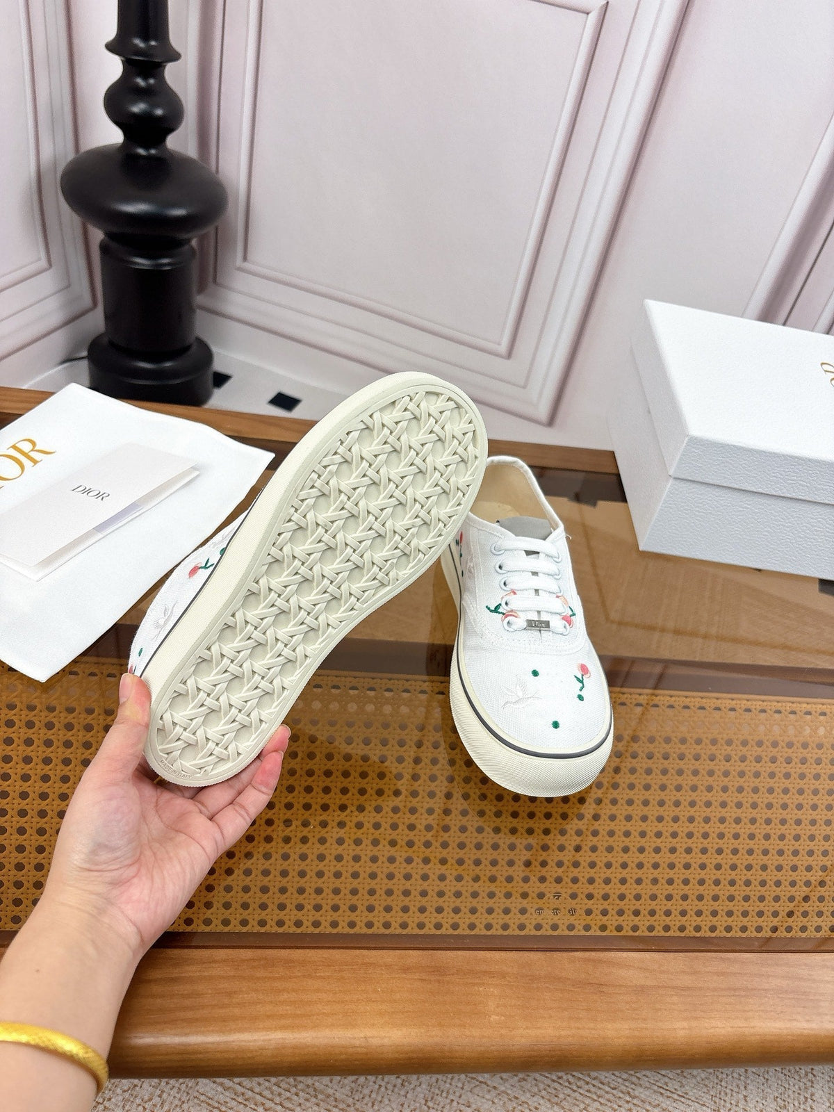 26S LOW TOP SNEAKERS IN WHITE CANVAS WITH FLORAL EMBROIDERY mysite
