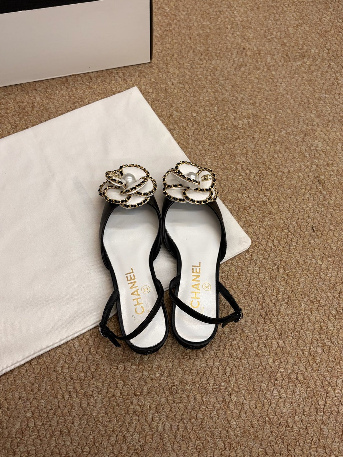 CHANEL 26S SLINGBACK FLATS IN BLACK CALFSKIN CAMELLIA PEARL mysite