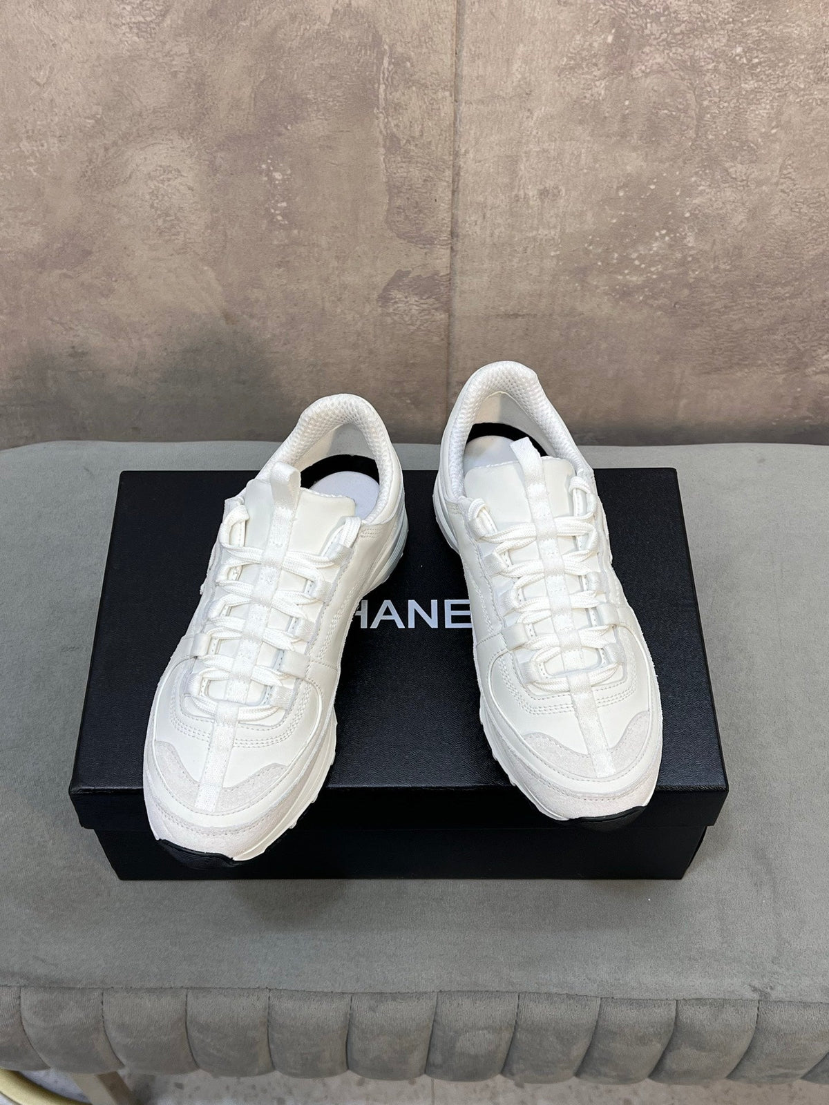 CHANEL 26S RUNNER CC LOGO SNEAKERS IN WHITE CALFSKIN AND SUEDE mysite