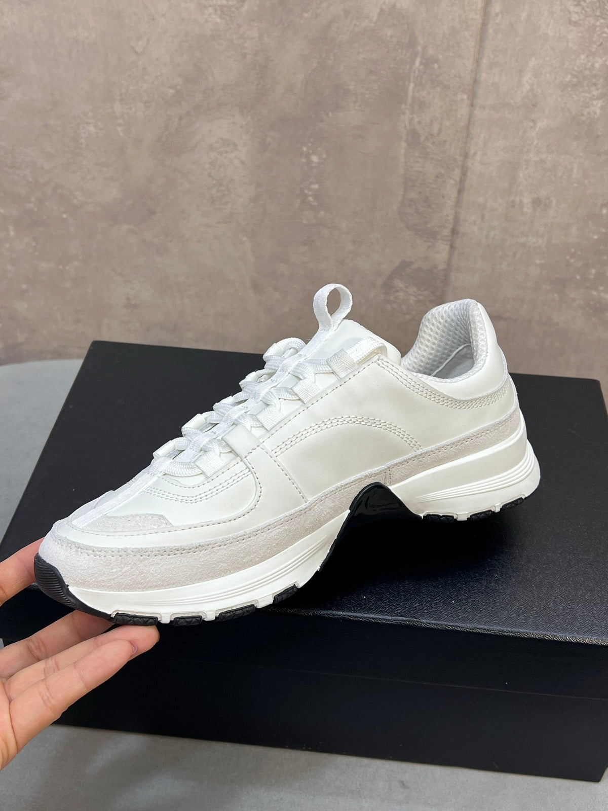 CHANEL 26S RUNNER CC LOGO SNEAKERS IN WHITE CALFSKIN AND SUEDE mysite