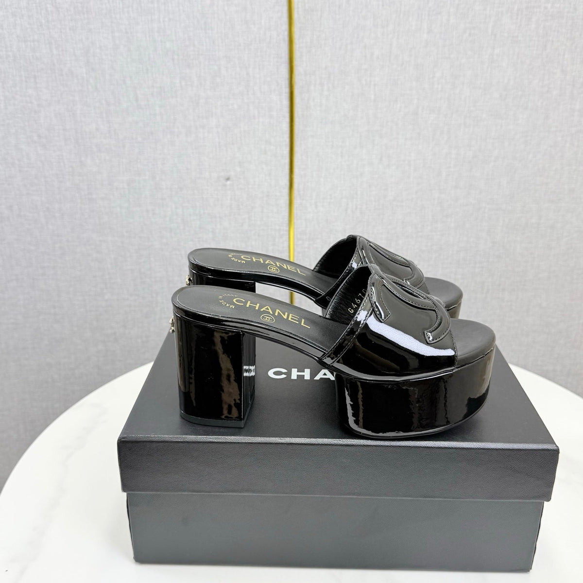 CHANEL 26S BLOCK HEEL SANDALS 100 MM IN BLACK PATENT CALFSKIN mysite