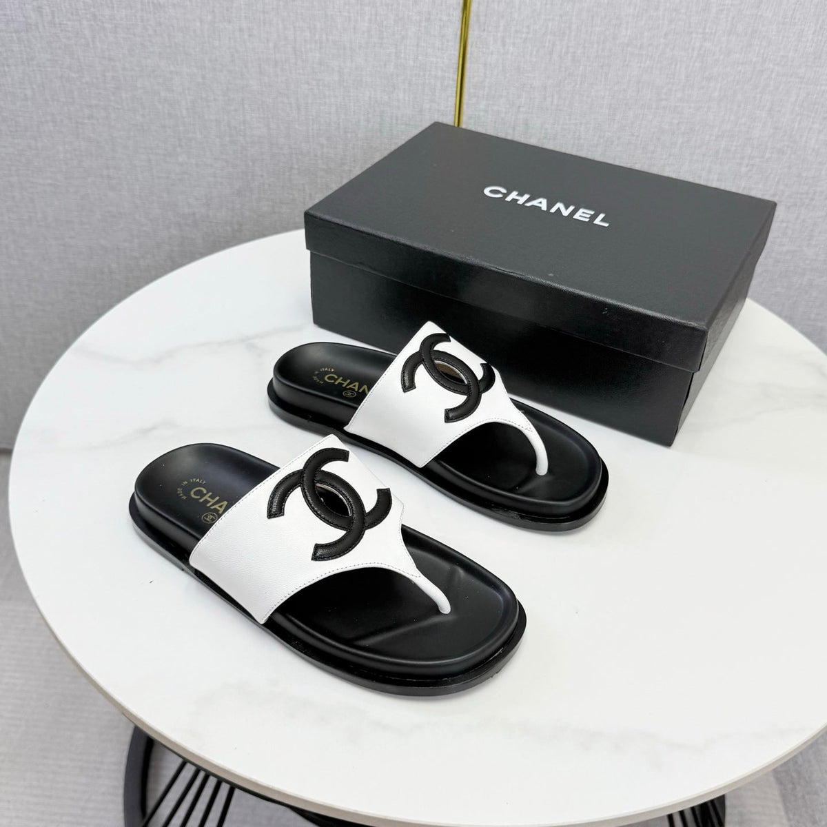 26S CC THONG SLIDES IN WHITE AND BLACK LAMBSKIN mysite