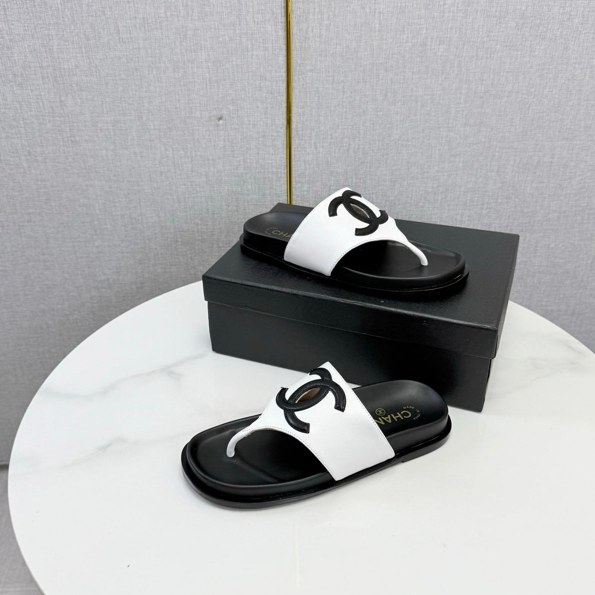 26S CC THONG SLIDES IN WHITE AND BLACK LAMBSKIN mysite