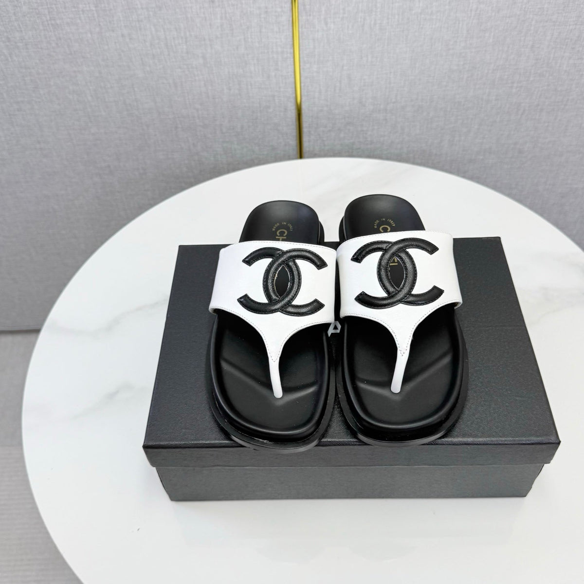 26S CC THONG SLIDES IN WHITE AND BLACK LAMBSKIN mysite