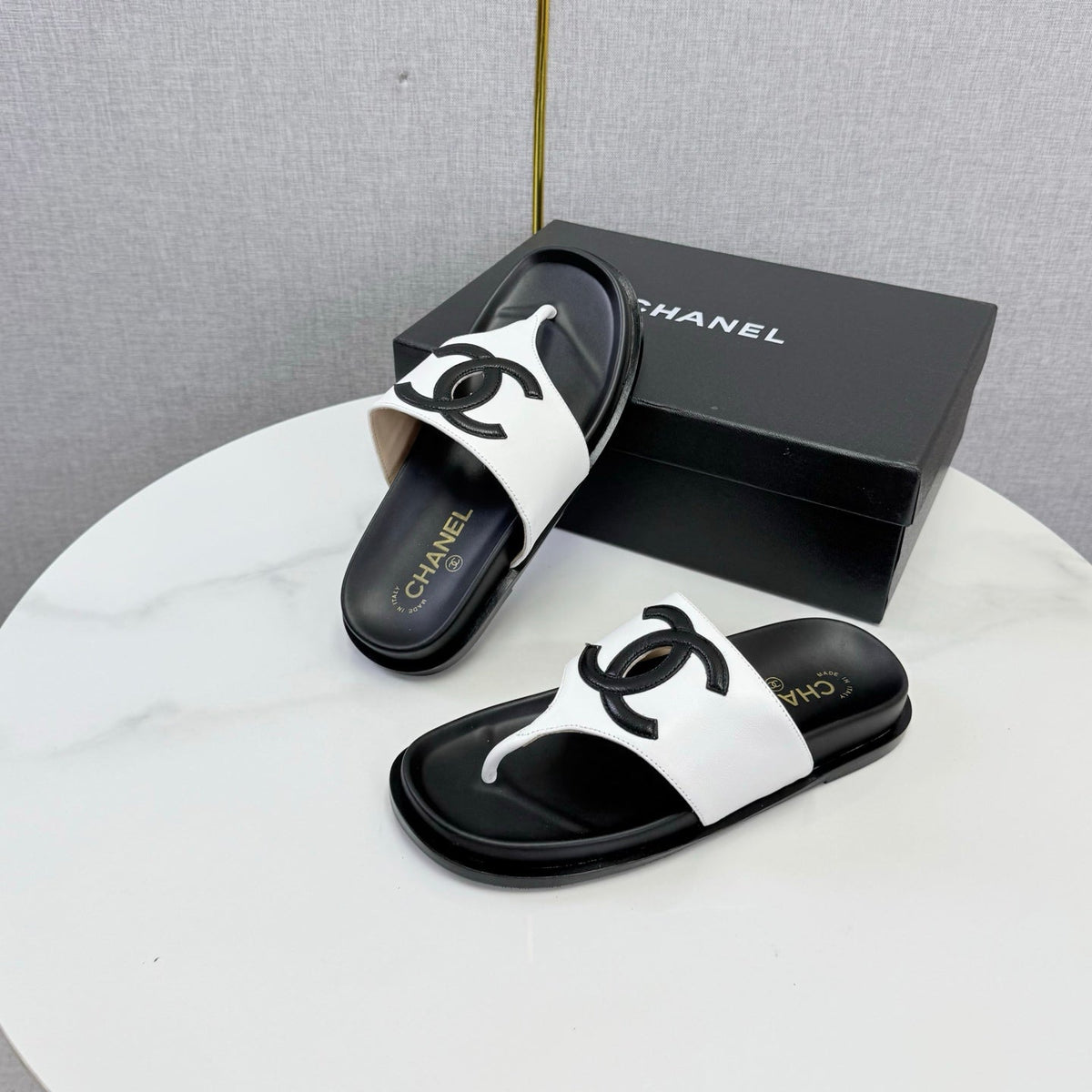 26S CC THONG SLIDES IN WHITE AND BLACK LAMBSKIN mysite
