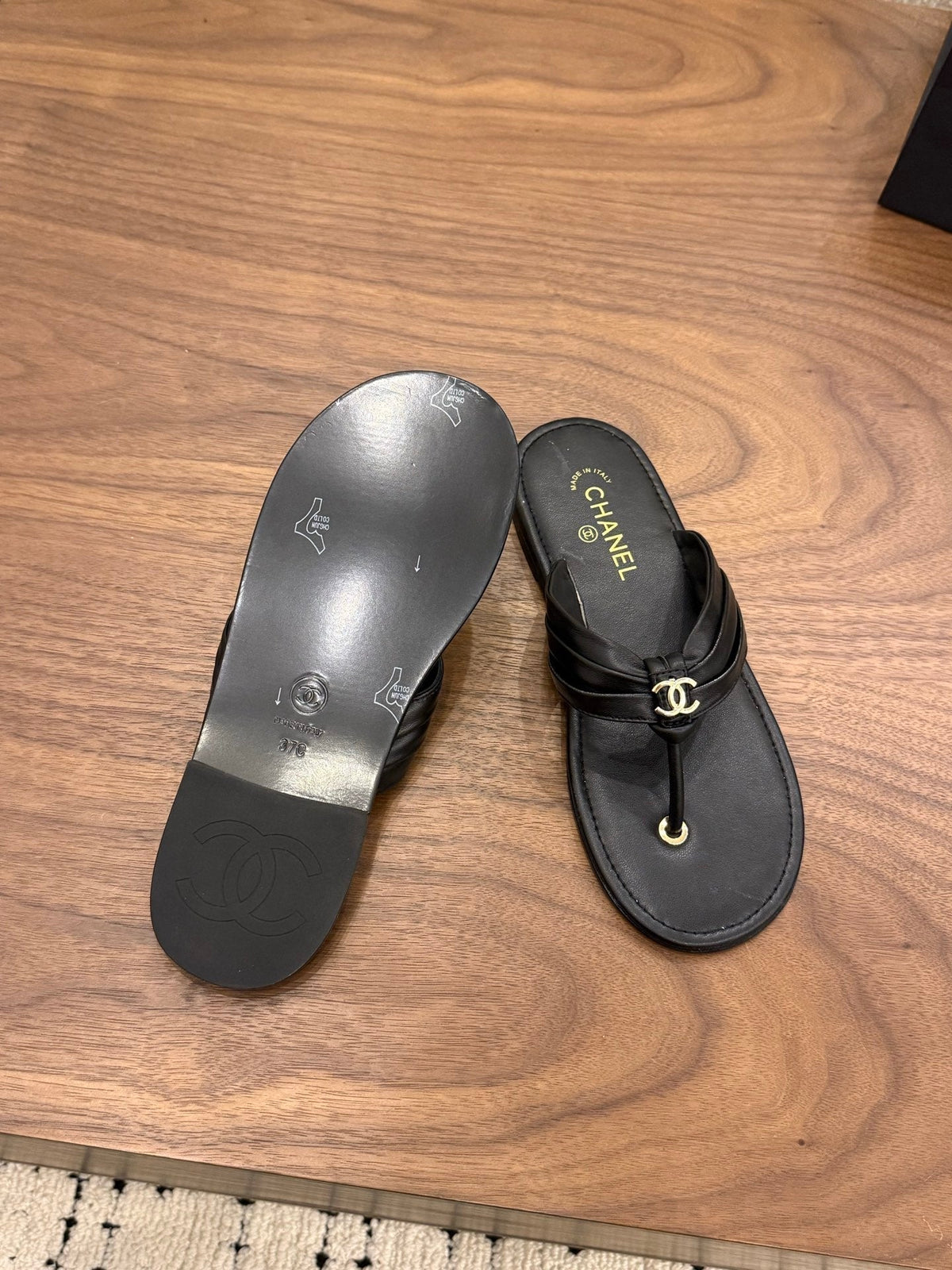 26S THONG SANDALS IN BLACK CALFSKIN WITH CC LOGO mysite